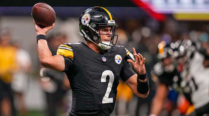 Steelers quarterback Mason Rudolph (2) passes the ball against the Falcons during the second half at Mercedes-Benz Stadium.
